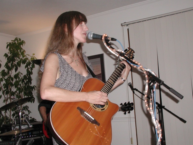 Happy Rhodes at Chip & Jo's House Concert - Kenosha, WI - Nov. 11, 2003 (photo by Chip Lueck)
