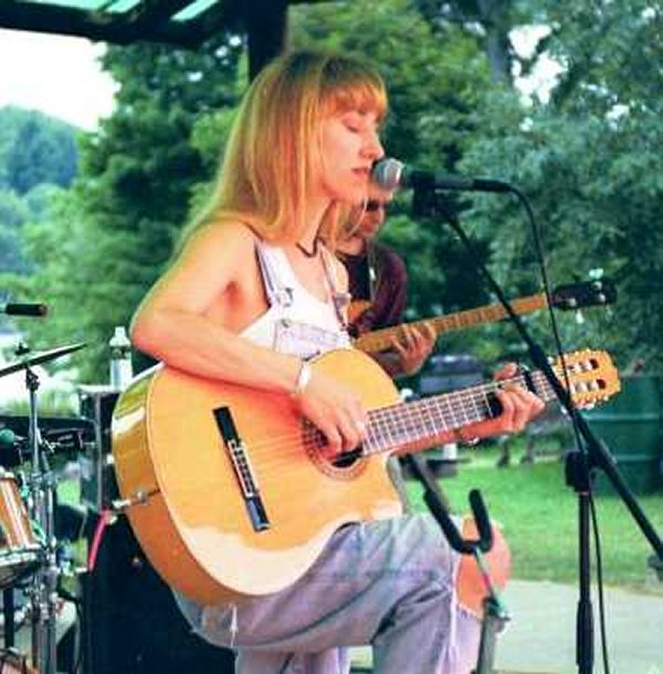 Happy Rhodes at Ectofest 1999 - Danbury, CT - September 4, 1999 (Photo by Michael Curry)